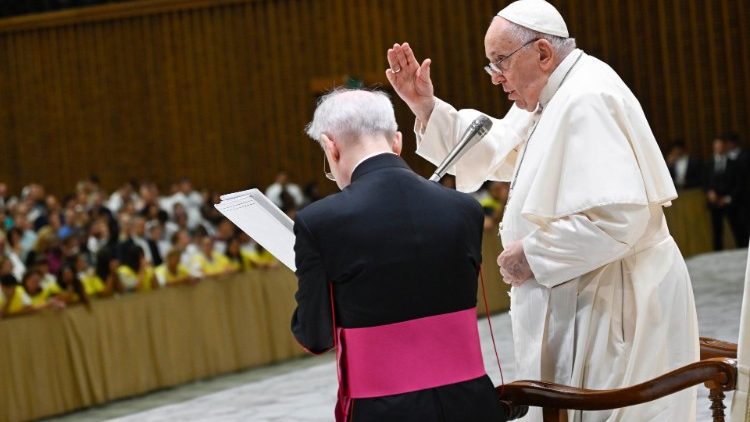 Papież błogosławi podczas audiencji generalnej. 23.08.2023