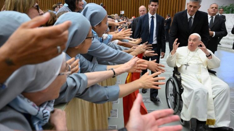 Pope Francis greets participants in the pilgrimage organized by the Sisters Disciplies of Jesus in the Eucharist