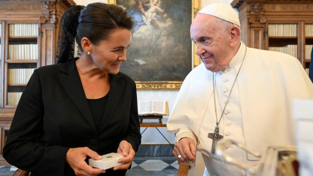 Sra. Katalin Novák recebida em audiência pelo Santo Padre 