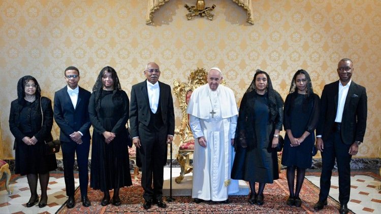 Le Pape François, entouré de M. Carlos Alberto Saraiva de Carvalho Fonseca et de sa famille