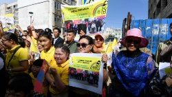Mongolia, folla saluta il Papa al suo arrivo alla Prefettura apostolica di Ulaanbaatar