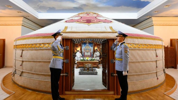 Ger postavljen v notranjosti državne palače, skozi katerega vidimo papeža Frančiška in mongolskega predsednika Ukhnaagiina Kh&uuml;rels&uuml;kaha med pogovorom