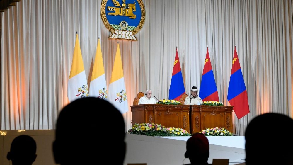 O Papa e o presidente da Mongólia no encontro com as Autoridades, a sociedade civil e o Corpo Diplomático (Vatican Media)