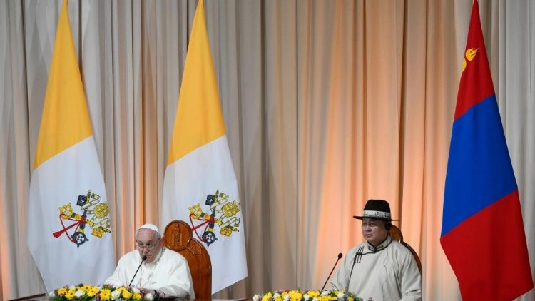 Papst Franziskus und der mongolische Präsident im "Ikh Mongol"-Saal des Staatspalasts in Ulaanbaatar.