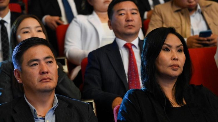 ĐTC gặp gỡ chính quyền, xã hội dân sự và ngoại giao đoàn ở Mông Cổ