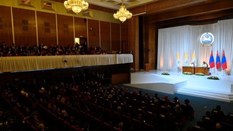 Encontro do Papa em Ulan Bator, na Mongólia, com as Autoridades, a sociedade civil e o Corpo Diplomático (Vatican Media)
