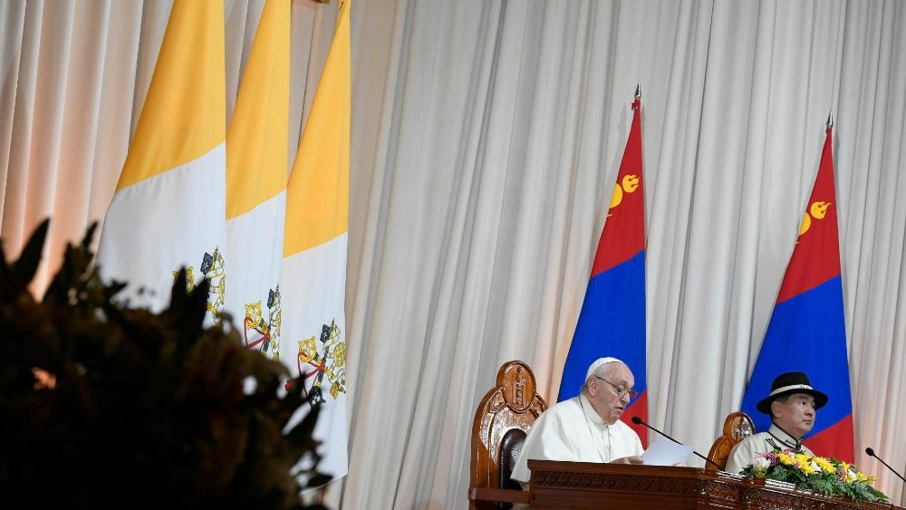 O Papa e o presidente da Mongólia no encontro com as Autoridades, a sociedade civil e o Corpo Diplomático (Vatican Media)
