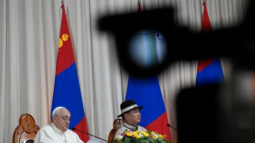 O Papa e o presidente da Mongólia no encontro com as Autoridades, a sociedade civil e o Corpo Diplomático (Vatican Media)