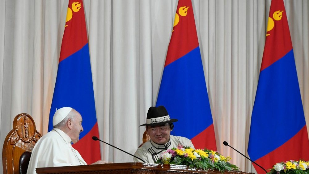 O Papa e o presidente da Mongólia no encontro com as Autoridades, a sociedade civil e o Corpo Diplomático (Vatican Media)