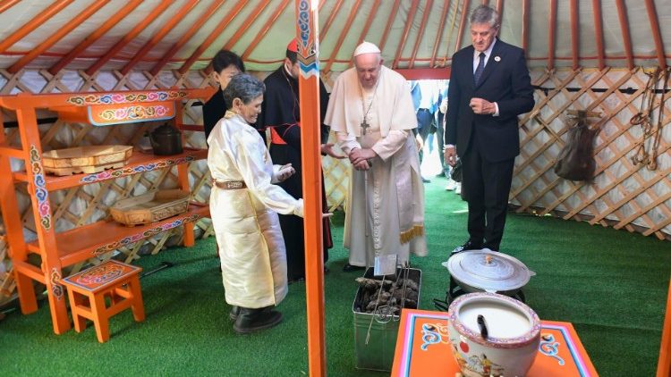 Il Papa nella tenda con la signora Tsetsege