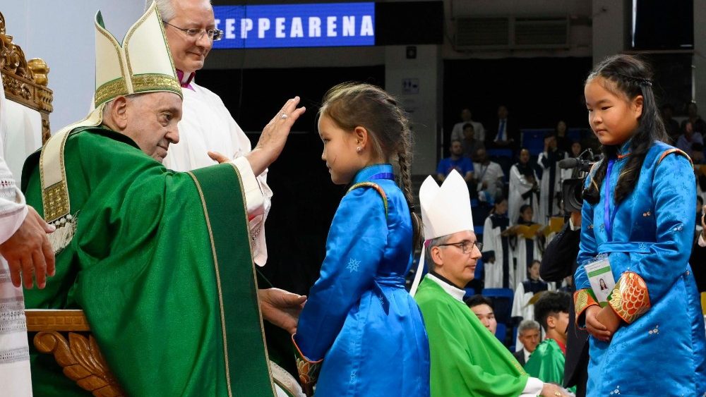 Папа падчас святой Імшы на Стэпавай арэне ва Улан-Батары