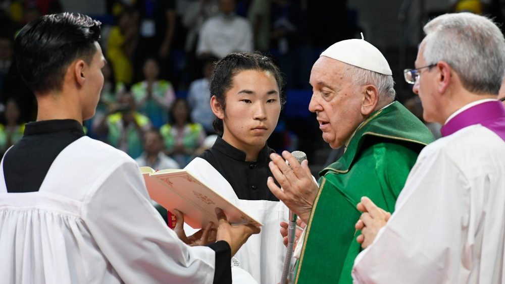 Папа падчас святой Імшы на Стэпавай арэне ва Улан-Батары