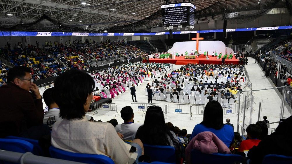 Papst Franziskus in der Steppe Arena - 2.000 Gläubige waren dabei