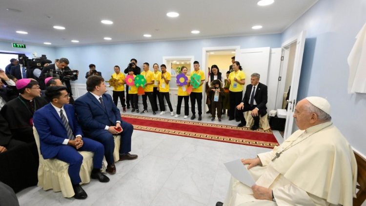 Jovens cantam para o Papa