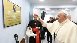 Papa Francesco benedie la targa d'inaugurazione della Casa della Misericordia di Ulaanbaatar