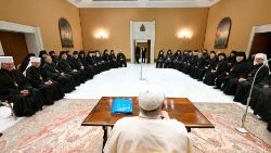 Bispos reunidos no Sínodo da Igreja Greco-Católica encontram o Papa Francisco no Vaticano