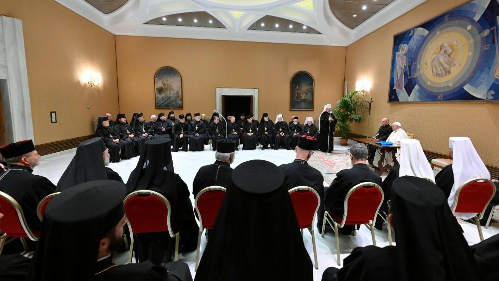 Bispos reunidos no Sínodo da Igreja Greco-Católica encontram o Papa Francisco no Vaticano