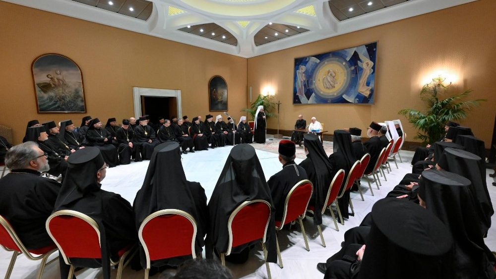 Bispos reunidos no Sínodo da Igreja Greco-Católica encontram o Papa Francisco no Vaticano