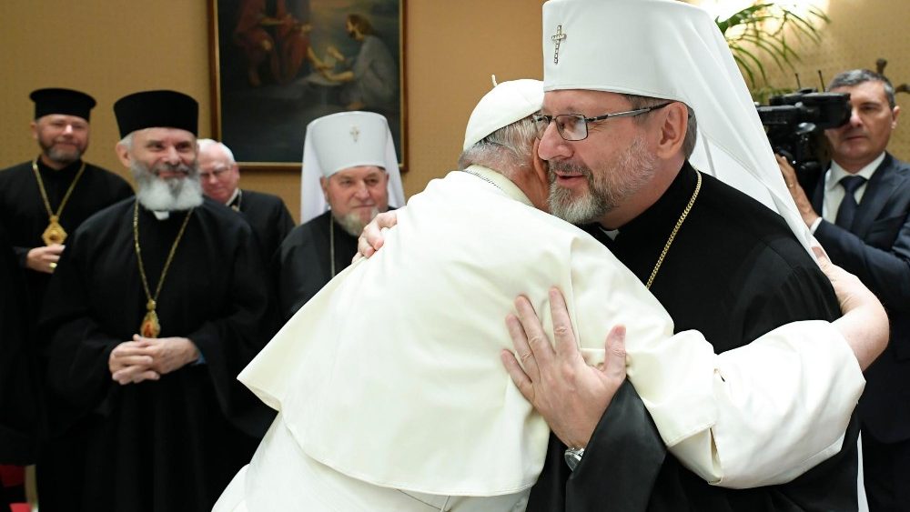 O abraço do Papa ao arcebispo-mor de Kiev Sviatoslav Schevchuk