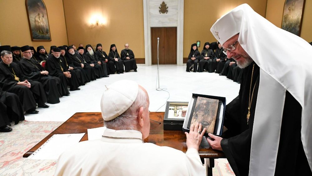 Bispos reunidos no Sínodo da Igreja Greco-Católica encontram o Papa Francisco no Vaticano