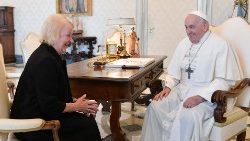 Le Pape François et Jan Beagle, directrice générale de l'Organisation internationale de droit du développement.