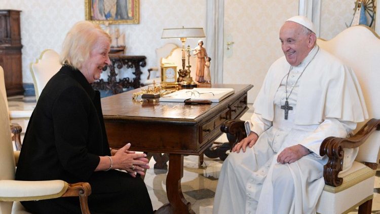 Le Pape François et Jan Beagle, directrice générale de l'Organisation internationale de droit du développement.