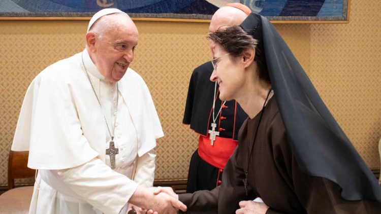 സിസ്റ്റർ റഫയെല്ല പെത്രിനി ഫ്രാൻസിസ് പാപ്പായ്ക്കൊപ്പം 