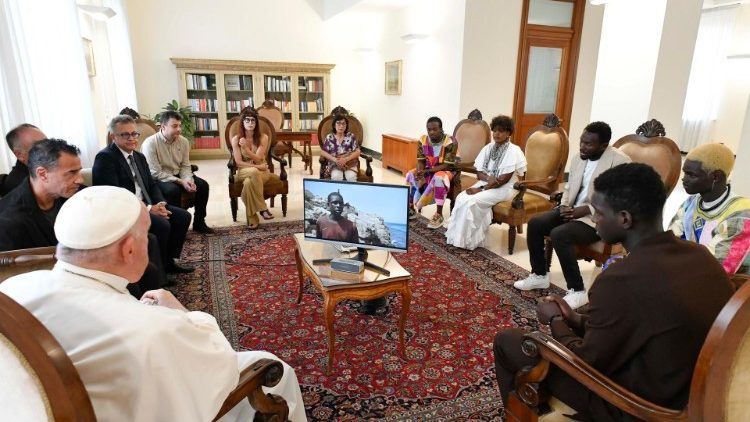 Papa assisti o filme ao lado do diretor e atores