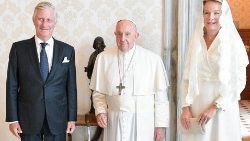 Le Roi Philippe et la Reine Mathilde de Belgique, aux côtés du Pape François. 