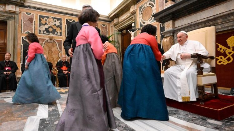 한국 순례자들을 맞이하는 프란치스코 교황