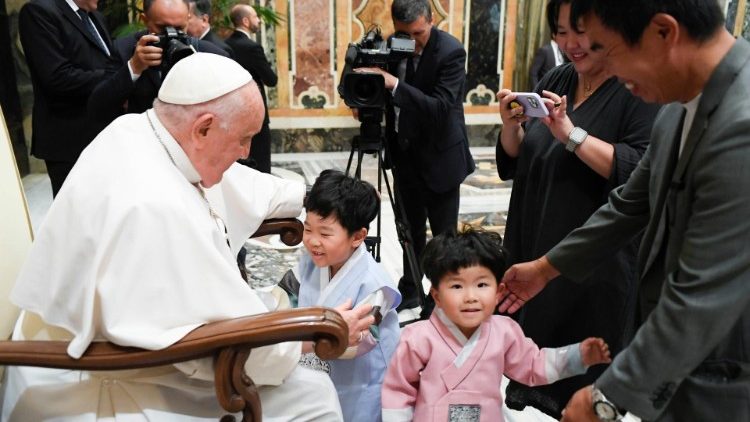 한국의 두 어린이에게 인사하는 프란치스코 교황