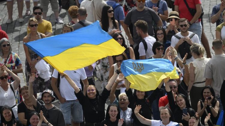 Papa hasau kuwaombea watu wa Ukraine wanaoteseka kwa vita.