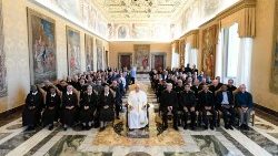 Papa Francisco com as lideranças dos Institutos das Filhas do Divino Zelo e dos Rogacionistas do Coração de Jesus