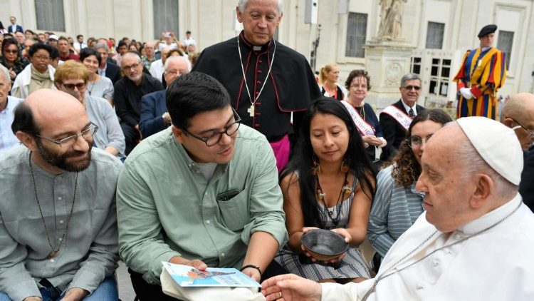 El encuentro del Papa con los jóvenes de la II Caravana por la Ecología Integral durante la audiencia general en la Plaza de San Pedro
