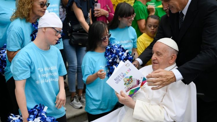 Sveti Otac s mladima