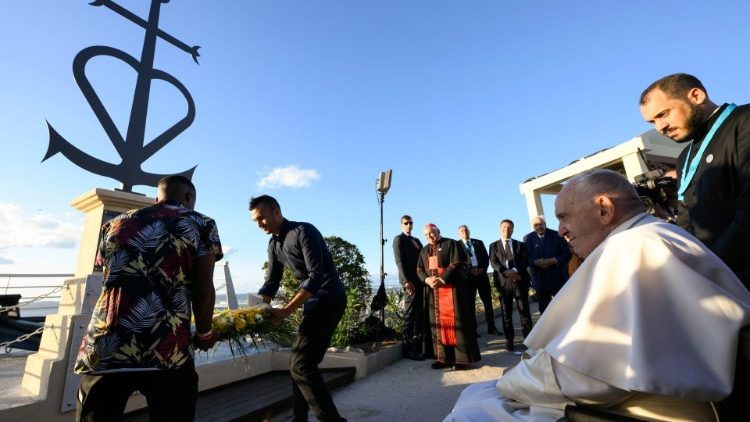 Am Ende der Andacht wird vor dem Mahnmal ein Kranz niedergelegt