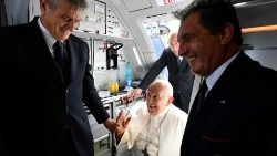Papa no avião que o leva à França