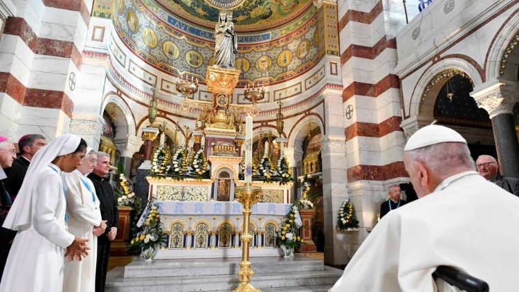 El acceso a la Basílica, desde donde se puede disfrutar de una magnífica vista de la ciudad y del Mediterráneo se realizar a través de una escalera de 35 metros de largo que conduce a un puente levadizo.