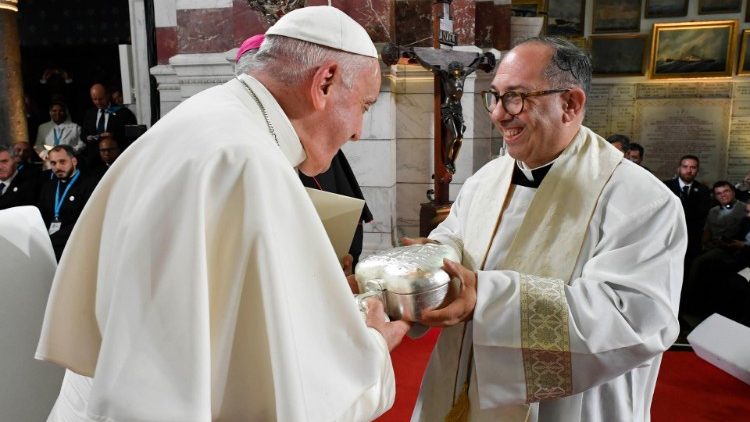 Il rettore del Santuario offre al Papa il dono da parte dell'arcidiocesi