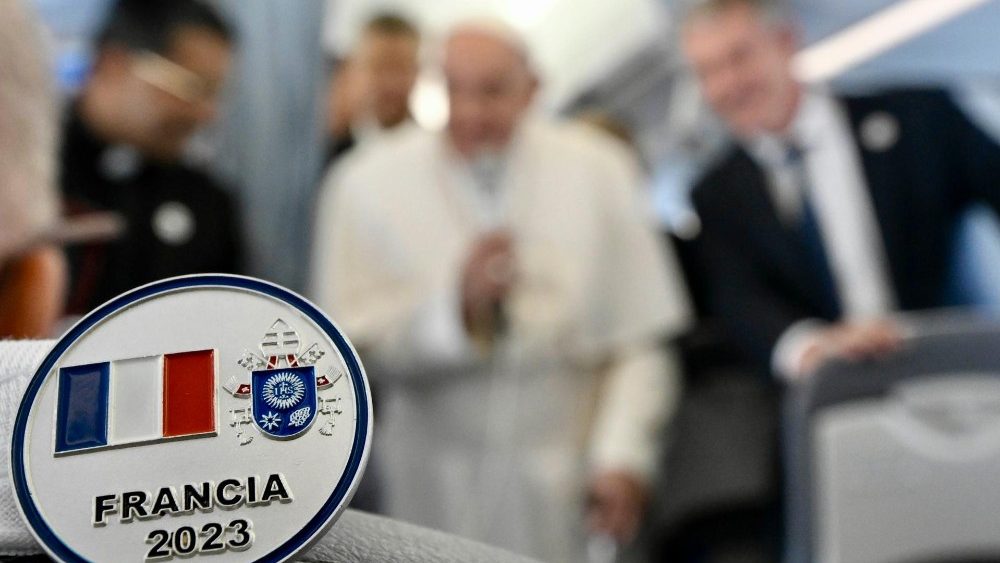 Papa fala com os jornalistas a bordo do voo que o leva a Marselha