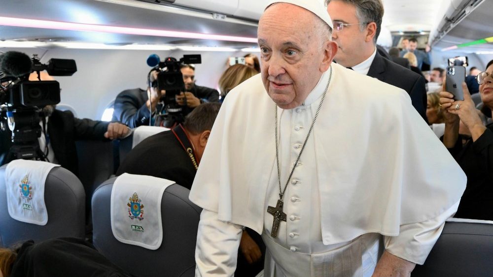 Papa com os jornalistas a bordo do voo que o leva a Marselha