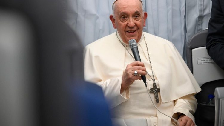 Papież Franciszek podczas konferencji prasowej podczas lotu z Marsylii