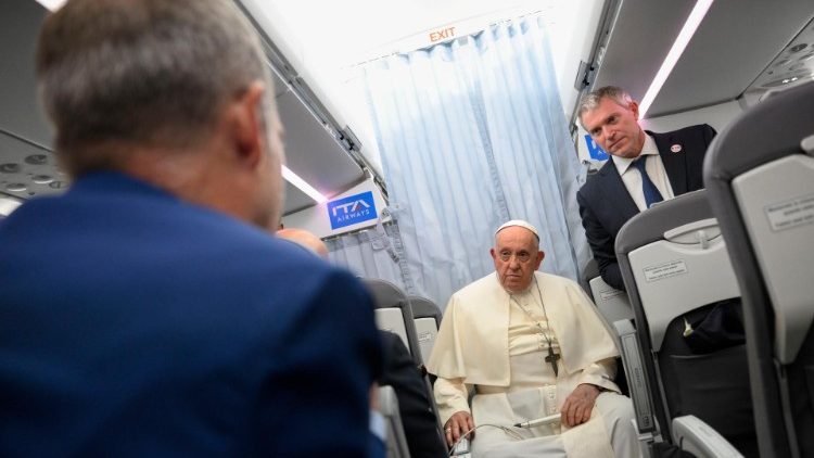 Grįždamas iš Marselio į Romą popiežius Pranciškus atsakė į keletą klausimų