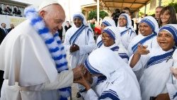 Papież Franciszek z misjonarkami  miłości w Marsylii