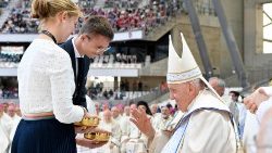 Папа падчас Імшы на стадыёне Веладром у Марсэлі