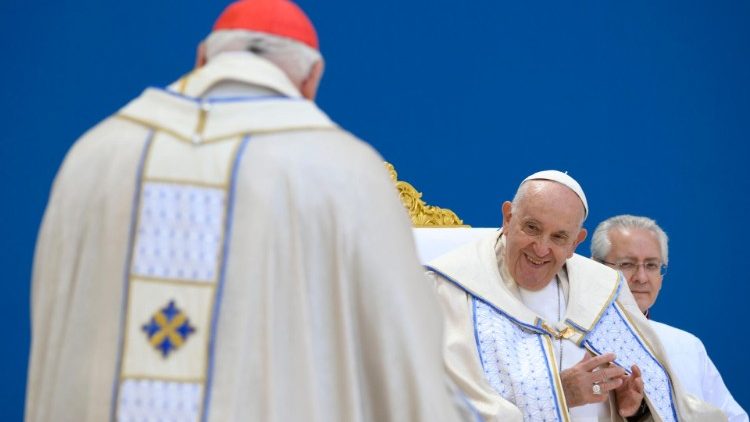 Papa Franjo pozdravlja kardinala Jean-Marca Avelina, marsejskoga nadbiskupa 