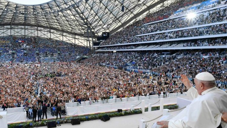 Mnoštvo okupljenih na Stadionu Vélodrome u Marseilleu