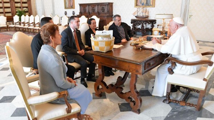 Papst Franziskus an diesem Montag mit Gästen aus dem kolumbianischen Amazonasgebiet