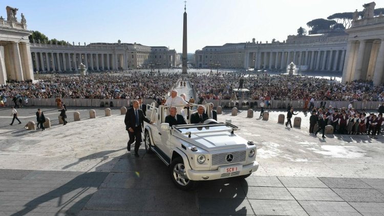 Francesco all'arrivo in Piazza San Pietro dopo il saluto a fedeli e pellegrini