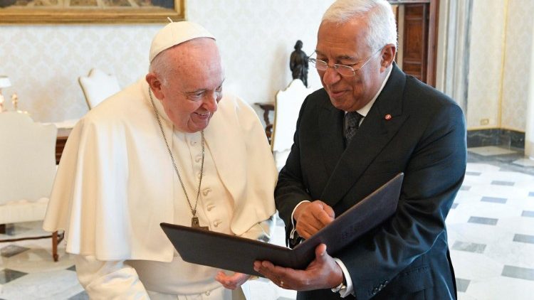 Papa Franjo s portugalskim premijerom Antóniom Luísom Santosom da Costom